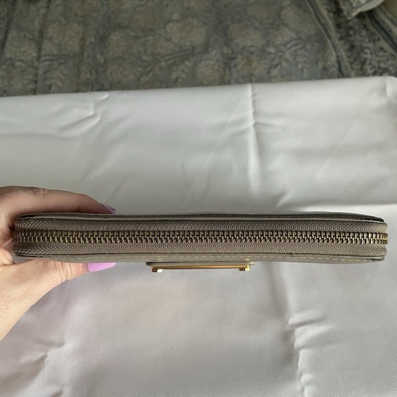 Marc By Marc Jacobs Tan Beige Zippered Long Wallet Pebbled Leather Gold Plate - Picture 4 of 13